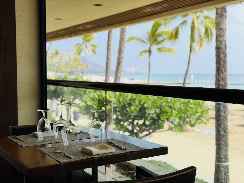 【ハワイ絶景レストラン】料理は「空間」そのもの。「Bali Oceanfront」が演出する至高のアロハ・ダイニング体験。